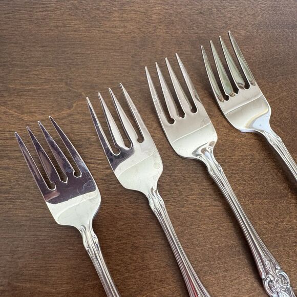 4 Oneida Raphael Salad Forks Distinction Deluxe Stainless Flatware Replacement 2 - Picture 4 of 9